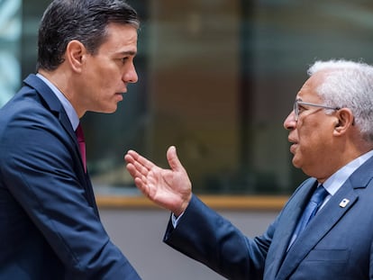 El presidente Pedro Sánchez y el primer ministro de Portugal, António Costa, este viernes en Bruselas.