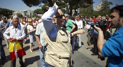 Un manifestante pega al periodista del Huffington Post, Pablo Machuca.