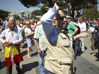 Pablo Machuca, from El Huffington Post, is assaulted by one of the protestors.