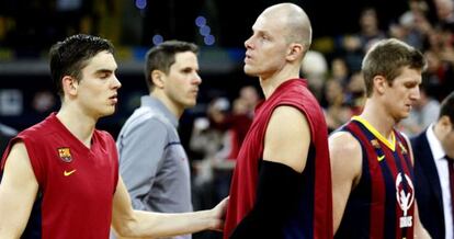 Los jugadores del Barcelona, tras su derrota ante el Madrid.