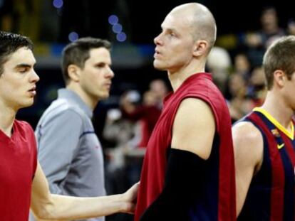 Los jugadores del Barcelona, tras su derrota ante el Madrid.