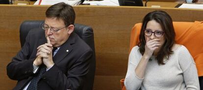 El presidente Ximo Puig, junto a M&ograve;nica Oltra, durante la sesi&oacute;n de control en las Cortes.