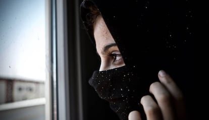 La refugiada siria Aya, mira por la ventana de un centro para mujeres en un
 campo de refugiados en Irak.