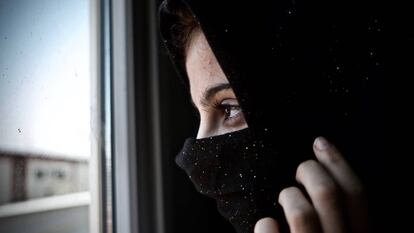 La refugiada siria Aya, mira por la ventana de un centro para mujeres en un
 campo de refugiados en Irak.