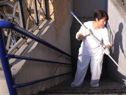 Una limpiadora pasa la fregona en la escalera de un Parking en Jerez (C&aacute;diz)