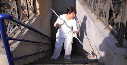 Una limpiadora pasa la fregona en la escalera de un Parking en Jerez (C&aacute;diz)