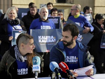 Los portavoces de la campaña en apoyo a los reclusos de ETA.