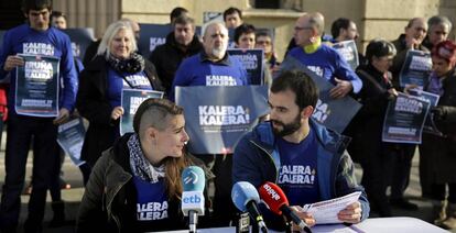 Los portavoces de la campaña en apoyo a los reclusos de ETA.