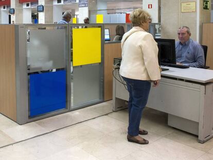 Un empleado público atendiendo a una ciudadana.