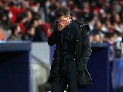 Diego Pablo Simeone se lamenta tras una jugada de su equipo durante el Atlético-Milan (0-1) disputado este miércoles en el Wanda Metropolitaano.  REUTERS/Susana Vera