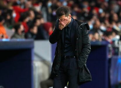 Diego Pablo Simeone se lamenta tras una jugada de su equipo durante el Atlético-Milan (0-1) disputado este miércoles en el Wanda Metropolitaano. REUTERS/Susana Vera