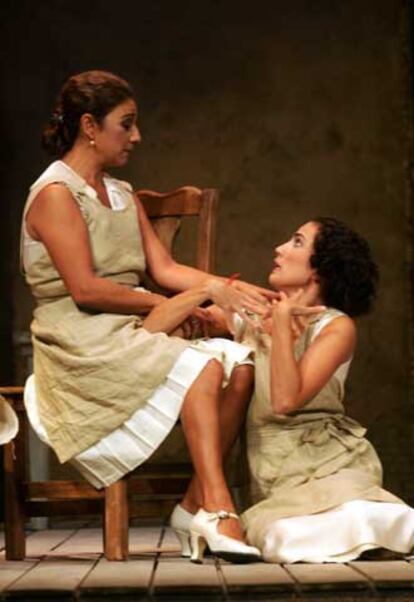 Lolita (izquierda) y Toni Acosta, en una escena de <i>Ana en el Trópico</i>.