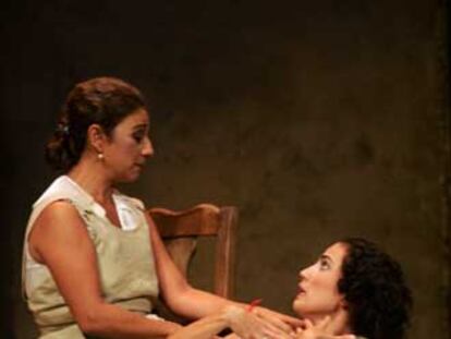 Lolita (izquierda) y Toni Acosta, en una escena de <i>Ana en el Trópico</i>.