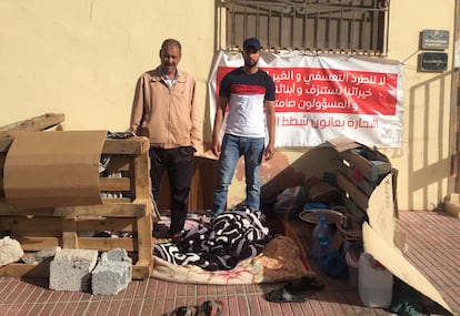 Los marineros saharauis Ahmed Bakari (izquierda) y Brahim Lanzari protestan desde hace semanas ante la sede de la empresa pesquera que los despidió, en Dajla el pasado martes.