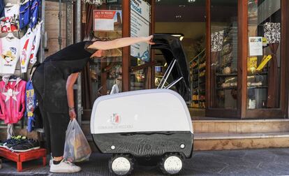 Prueba de Mobot, en Peccioli (Italia), un robot que se ocupará de recoger y llevar la compra.