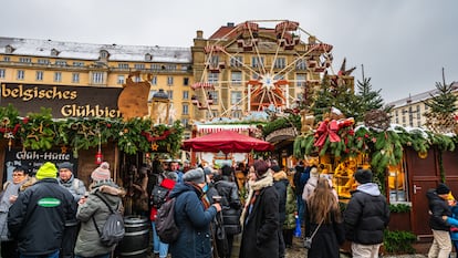 El mercadillo navideño de Dresde (Alemania), con su noria, en un día nublado.