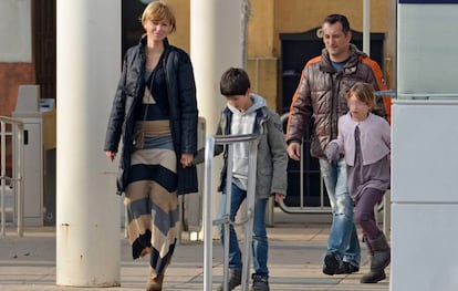 Susanna Griso con su marido y sus hijos en las calles de Sevilla en 2012.