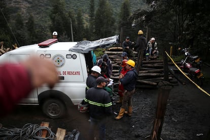 Personal de rescate espera junto a una ambulancia preparada para transportar a alguno de los mineros.