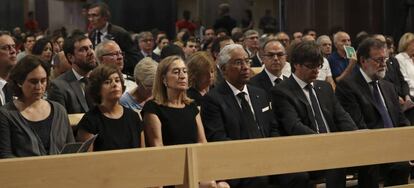 De izquierda a dercha, la alcaldesa de Barcelona, Ada Colau; la vicepresidenta del Gobierno,Soraya Saénz de Santamaría;la presidenta del Congreso de los Diputados, Ana Pastor; el primer ministro portugués,Antonio Costa; el presidente de la Generalitat de Cataluña,Carles Puigdemont; y el presidente del Gobierno, Mariano Rajoy,en la basílica de la Sagrada Familia donde se ha celebrado la Misa por la Paz en memoria de las víctimas de los atentados de Barcelona y Cambrils.