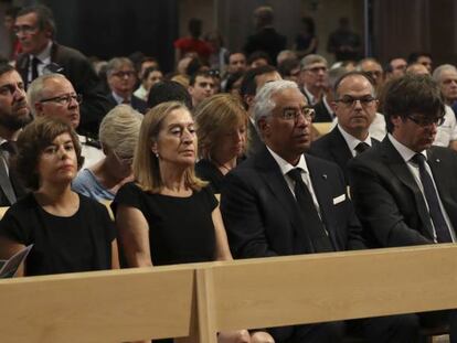 De izquierda a dercha, la alcaldesa de Barcelona, Ada Colau; la vicepresidenta del Gobierno,Soraya Sa&eacute;nz de Santamar&iacute;a;la presidenta del Congreso de los Diputados, Ana Pastor; el primer ministro portugu&eacute;s,Antonio Costa; el presidente de la Generalitat de Catalu&ntilde;a,Carles Puigdemont; y el presidente del Gobierno, Mariano Rajoy,en la bas&iacute;lica de la Sagrada Familia donde se ha celebrado la Misa por la Paz en memoria de las v&iacute;ctimas de los atentados de Barcelona y Cambrils.