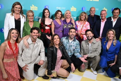 Los colaboradores de ‘La familia de la tele’ posan en la presentación del programa de RTVE.