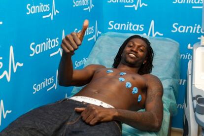 Adebayor supera el reconocimiento médico con su nuevo club.