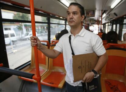 Iñaki Iriarte, agente judicial de Sevilla, en un autobús durante el reparto de citaciones.