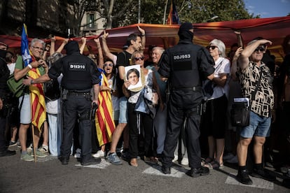 Manifestación a favor de Carles Puigdemont a las puertas del Parlament de Catalunya, este jueves.