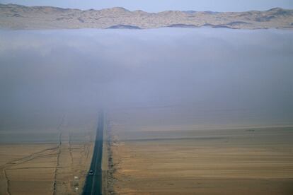 Niebla sobre la carretera Panamericana en el desierto de Atacama, en Chile, en alguna de cuyas zonas apenas ha llovido en cuatro siglos.