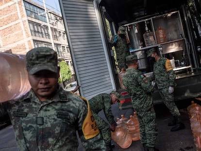 Elementos del ejército mexicano distribuyen agua potable a los vecinos afectados por la contaminación del agua en la alcaldía Benito Juárez.