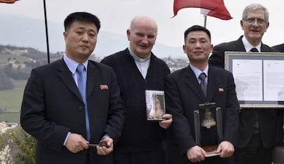 Jo Song Gil, segundo por la derecha, en un evento cultural el pasado marzo en San Pietro di Feletto, en el norte de Italia.