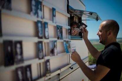 Carlos Pericás coloca algunos retratos realizados en otros pueblos, que convierten el lateral de la autocaravana en una improvisad galería.