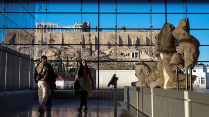 Un grupo de personas visita la Galería del Partenón, diseñada para albergar las esculturas del Partenón, en el Museo de la Acrópolis de Atenas, Grecia, el 27 de noviembre de 2023.