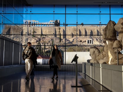 Un grupo de personas visita la Galería del Partenón, diseñada para albergar las esculturas del Partenón, en el Museo de la Acrópolis de Atenas, Grecia, el 27 de noviembre de 2023.