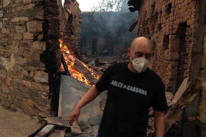 Un vecino de Abejera, frente a una casa en llamas.