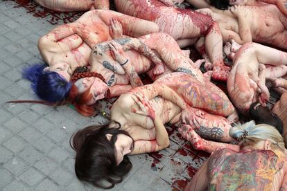 Un momento de la protesta contra la industria peletera en Barcelona.