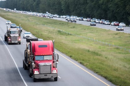 El tráfico circula en dirección oeste en las dos arterias de la I-26 durante una evacuación ordenada por la llegada del huracán Matthew en Charleston, Carolina del Sur.