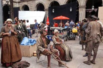 Un momento del rodaje de la película <i>El perfume</i> en la plaza Real de Barcelona.