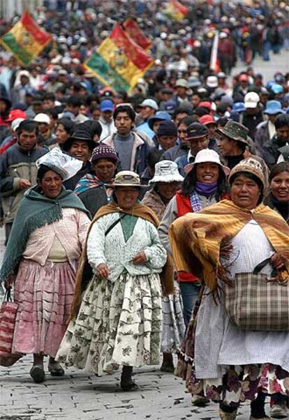 Indígenas bolivianos se manifiestan en La Paz para celebrar la marcha de la multinacional francesa Suez Lyonnaise des Eaux.