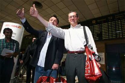 El alcalde Alberto Ruiz-Gallardón, a la derecha, junto al vicealcalde Manuel Cobo minutos antes de partir de Barajas hacia Singapur.