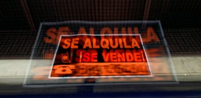 Carteles de se alquila y se vende en Madrid.