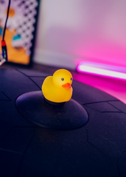 Detalle de un pato de juguete sobre uno de los platillos de la batería de Rybalchenko.