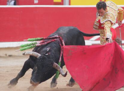 Salvador Cortés, en su segundo toro de la tarde, al que le cortó una oreja.
