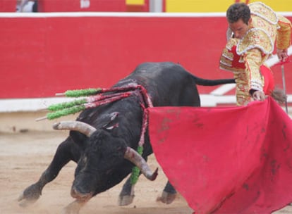 Salvador Cortés, en su segundo toro de la tarde, al que le cortó una oreja.