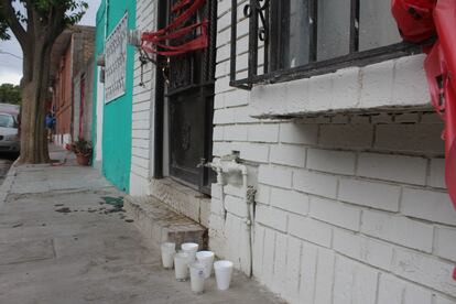 Un altar con veladoras frente a la casa donde vivían las tres hermanas enfermeras asesinadas, este viernes en Torreón.