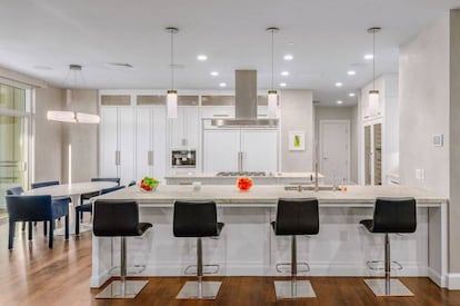 Un apartamento enorme pide un cocina enorme. Los detalles ornamentales son de mármol blanco.