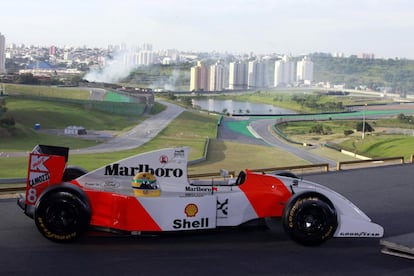 Una réplica del McLaren MP4 / 4 de Fórmula 1 conducido por el brasileño Ayrton Senna cuando se estrelló durante el Gran Premio de F1 en el circuito de Imola en Italia, se representa en la pista de carrera de Interlagos en Sao Paulo, 30 de abril 2014.