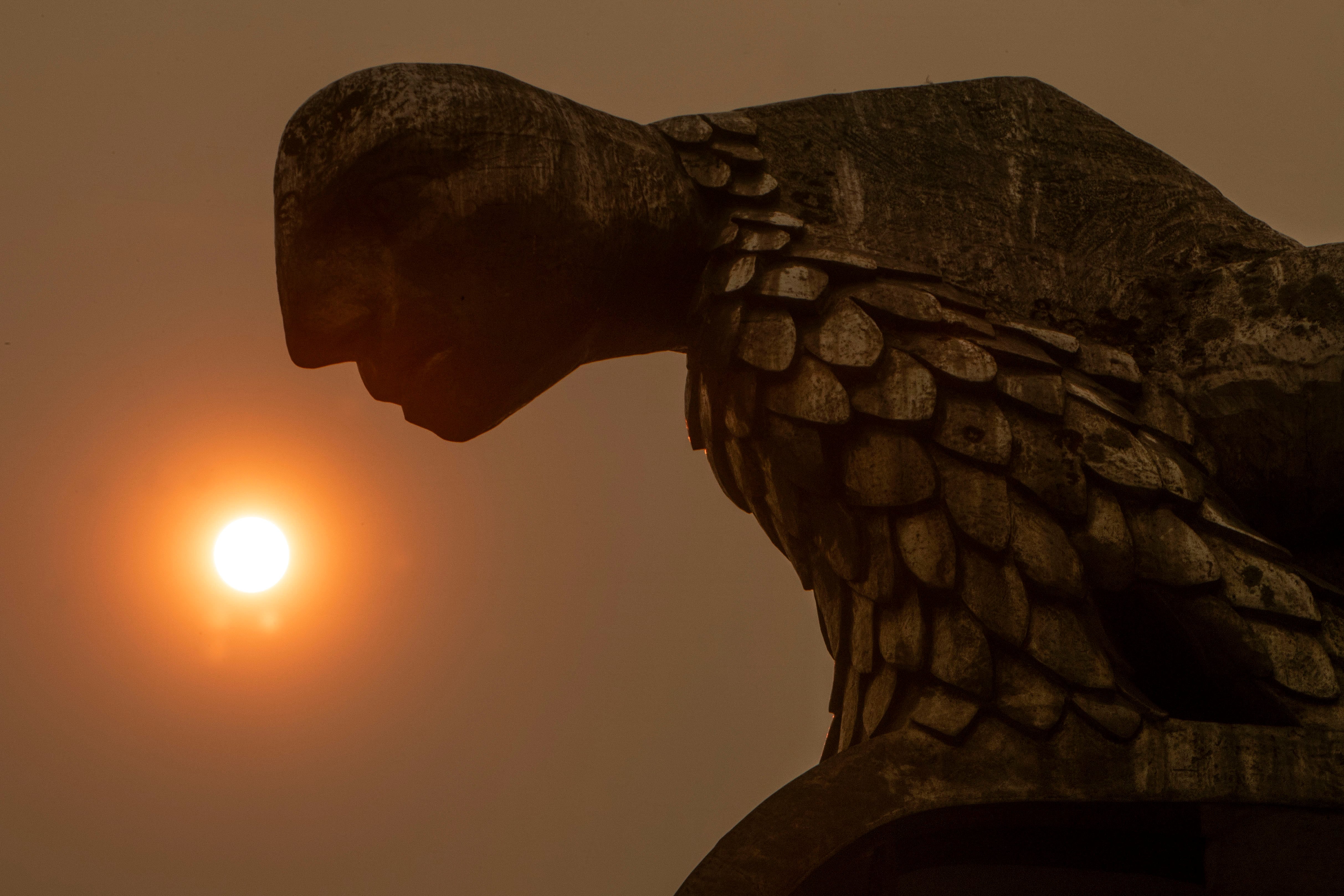 El humo de los incendios de Portugal opaca el cielo en Galicia