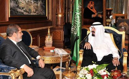 Morsi y el rey Abdalá, la noche del miércoles en Yedah.