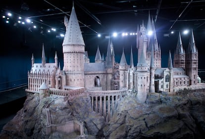 El modelo del colegio Hogwarts de magia en los estudios de Londres. Los visitantes puedes dar la vuelta al modelo mientras las luces exteriores e interiores cambian de ambientación diurna a nocturna.